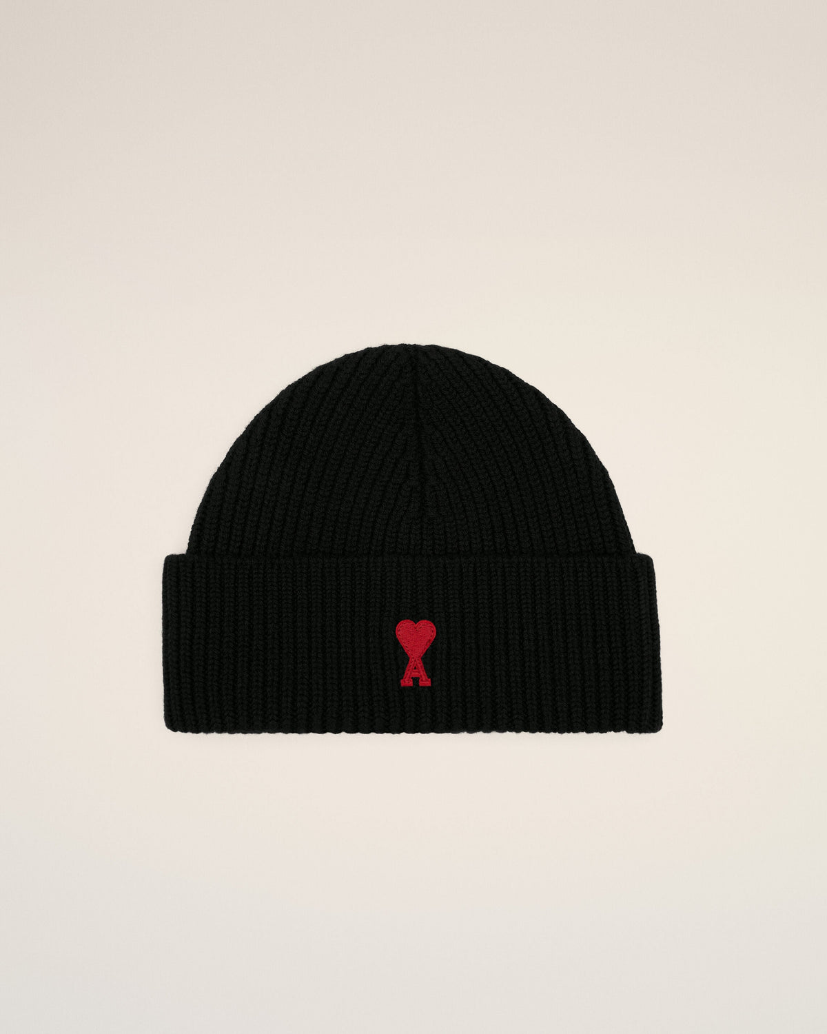 Референтна снимка — ami-black-beanie